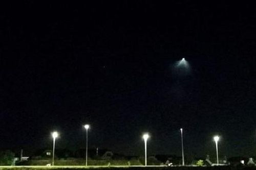 Giải mã bất ngờ về 'UFO phát sáng' hàng trăm người nhìn thấy