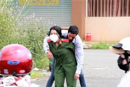 Ấm lòng hình ảnh nữ học viên cảnh sát cõng người đàn ông gặp tai nạn