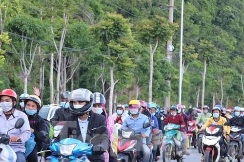 Hàng trăm người đi xe máy qua Nghệ An, Hà Tĩnh về các tỉnh phía Bắc