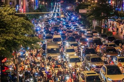 Đường phố Thủ đô tắc nghẹt sau cơn mưa lớn lúc tan tầm
