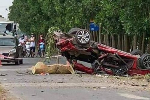 Bắc Ninh: Xe con bị 'vò nát', 2 người chết, 4 người bị thương