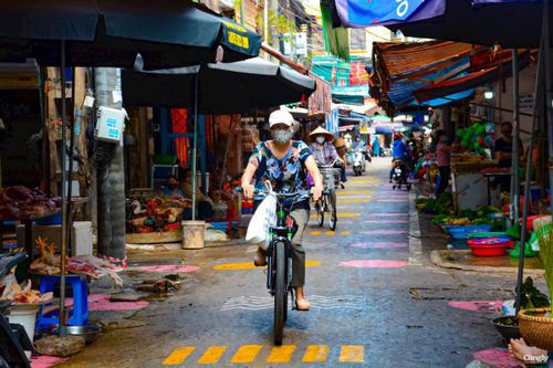 Kẻ vạch, phân luồng để người dân đi chợ tại Hà Nội