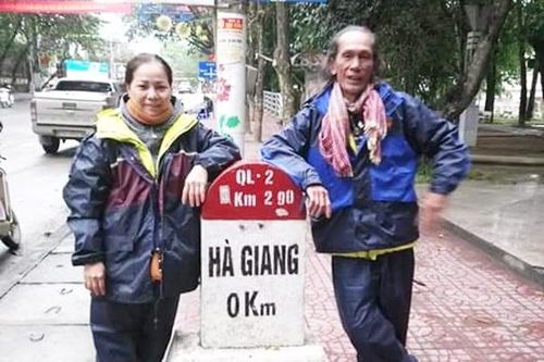 Vợ chồng U60 mỗi người 1 xe máy, đi xuyên Việt suốt 16 ngày