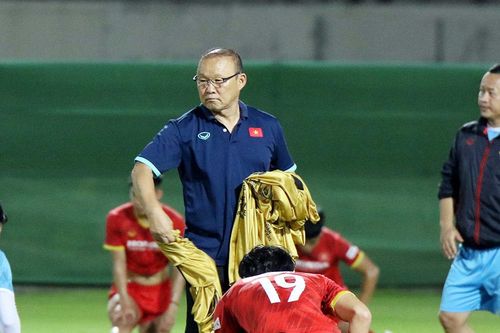 HLV Park Hang Seo tráo số áo, tung hỏa mù Trung Quốc