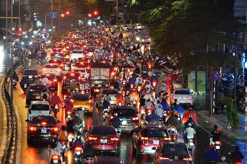 Người dân Hà Nội 'chôn chân' dưới mưa vì tắc đường giờ tan tầm