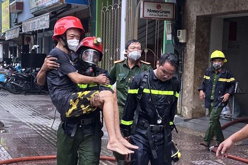 Cảnh sát PCCC giải cứu kịp thời 2 người trong căn nhà đang bốc cháy