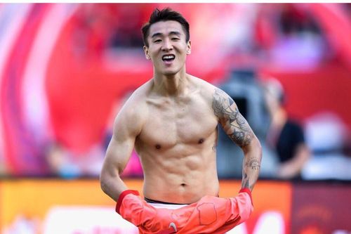 'Ronaldo Trung Quốc' báo tin dữ cho HLV Li Tie trước trận tử chiến với tuyển Việt Nam