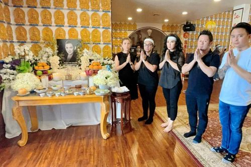 Vợ cũ Bằng Kiều đeo tang, cùng con gái Phi Nhung cúng thất đầu tiên cho cố ca sĩ