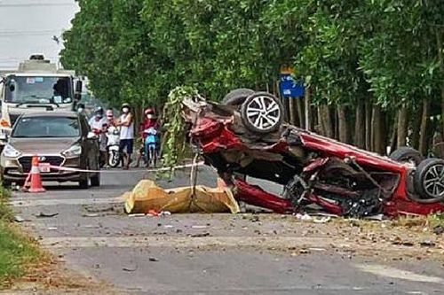 Ô tô con biến dạng sau va chạm với xe tải, 3 người tử vong
