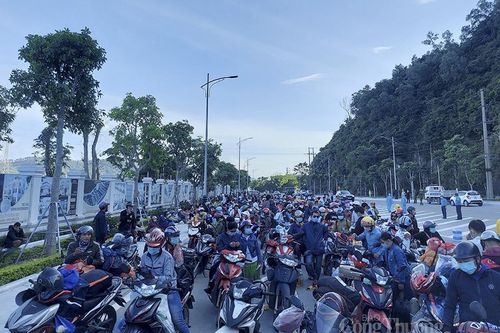 Nghệ An: Hàng trăm người dân từ các tỉnh phía Nam đi xe máy về quê
