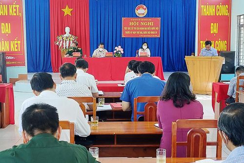 Trưởng đoàn Đại biểu Quốc hội tỉnh Gia Lai ông Châu Ngọc Tuấn tiếp xúc cử tri huyện Ia Grai
