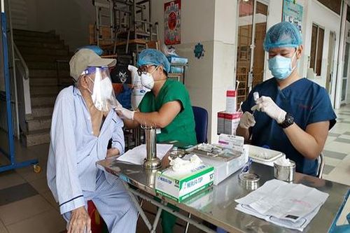 TP. Hồ Chí Minh: 16 quận, huyện đã tiêm 100% mũi 1 vắc-xin ngừa Covid-19