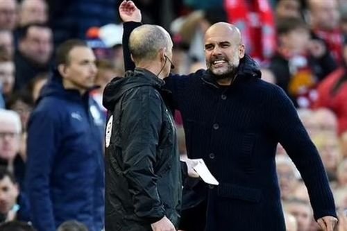 Pep Guardiola 'nổi đóa' vì cầu thủ Liverpool không bị 'đuổi khỏi sân'