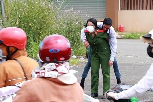 Nữ sinh viên Đại học Cảnh sát nhân dân cứu người bị nạn