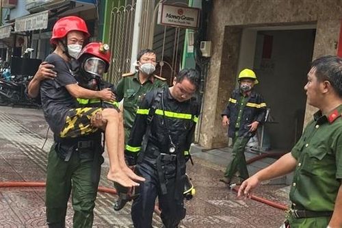 Cứu 2 vợ chồng thoát khỏi đám cháy tại căn nhà 7 tầng