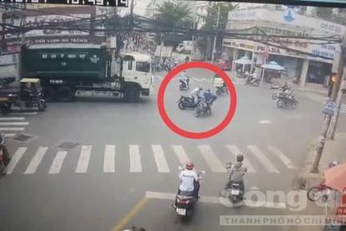 TPHCM: Va chạm ngã ra đường, một người bị xe rác cán tử vong