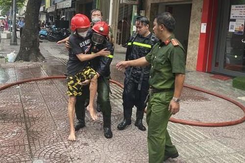 Cháy nhà ở TPHCM, hai người may mắn được Cảnh sát PCCC giải thoát