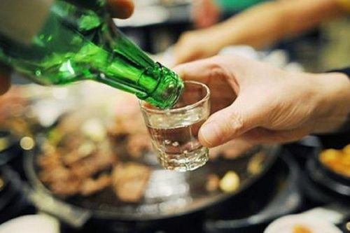 Ám ảnh những lần bị sếp ép uống rượu đến ngộ độc