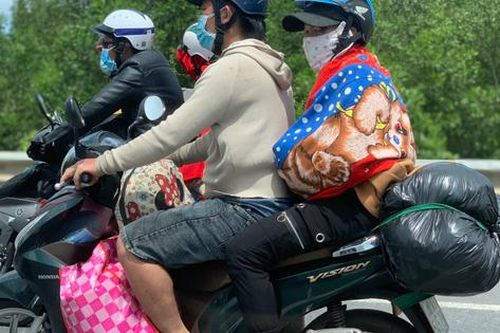 Hỗ trợ đồ ăn, nước uống cho hàng nghìn người trên hành trình về quê