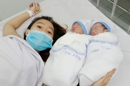 Sản phụ sinh 2 con trai khi trên đường về quê