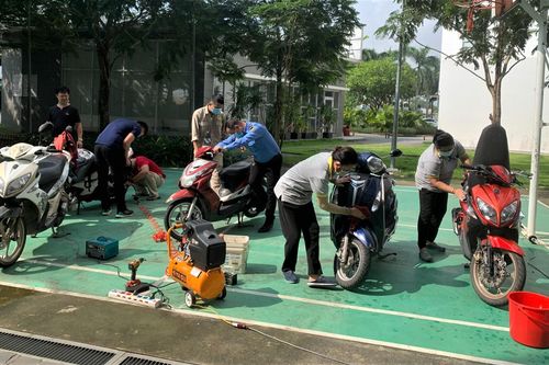 Cư dân ở TP.HCM được bơm lốp, sửa xe ngay tại chung cư