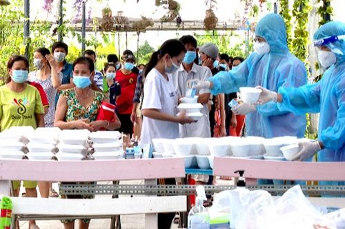 Người miền Tây và Tây Nguyên nấu cơm, mua sữa chăm sóc bà con về quê
