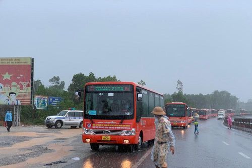 Các tỉnh, thành miền Trung hỗ trợ 380 người dân từ Bình Dương về quê