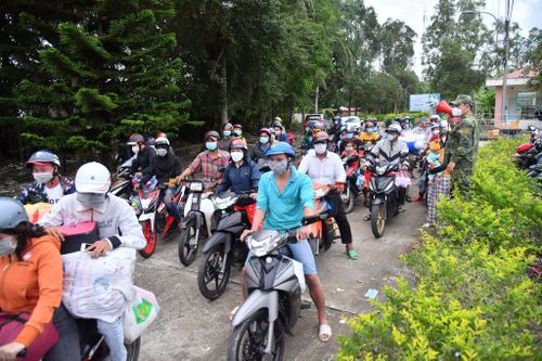 Tiếp nhận người dân miền Tây hồi hương: Trách nhiệm và nghĩa tình