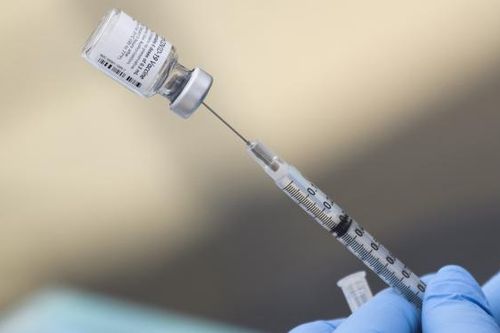 Châu Âu phê duyệt việc dùng liều vaccine thứ ba của Pfizer/BioNTech