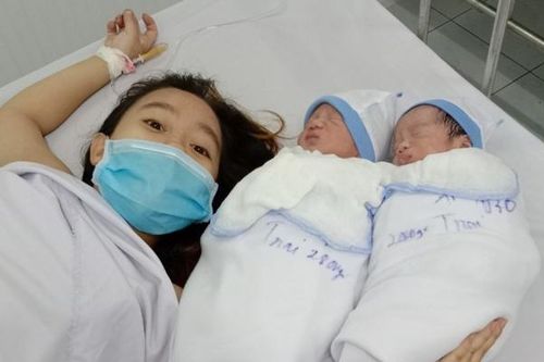 Sản phụ về từ vùng dịch được công an đưa đến bệnh viện hạ sinh 2 bé trai an toàn