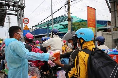 Hàng vạn lao động hồi hương: Không kiểm soát sẽ 'vỡ trận'