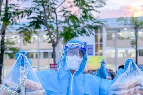 Hàng trăm tình nguyện viên xuyên đêm hỗ trợ bà con về quê