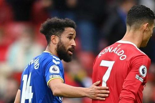 Ronaldo giận dỗi, Andros Townsend cần 'tứ cố thảo lư' xin mới đổi được áo
