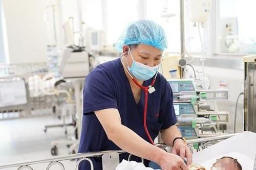 Bố mẹ e ngại dịch COVID-19, nhiều trẻ nhập viện trong tình trạng nguy kịch