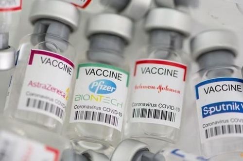 EU 'bật đèn xanh' liều vắc xin bổ sung, thuốc trị Covid-19 của Merck được săn lùng