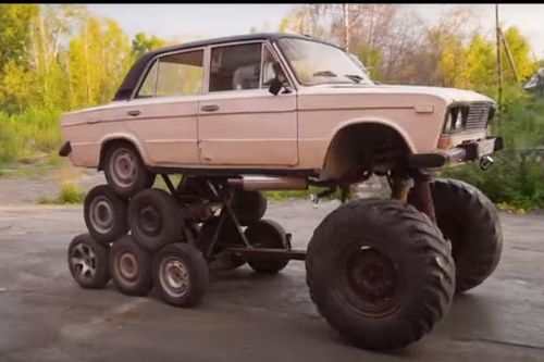 Chiếc sedan được độ 'điên rồ' với 14 bánh xếp chồng hình kim tự tháp