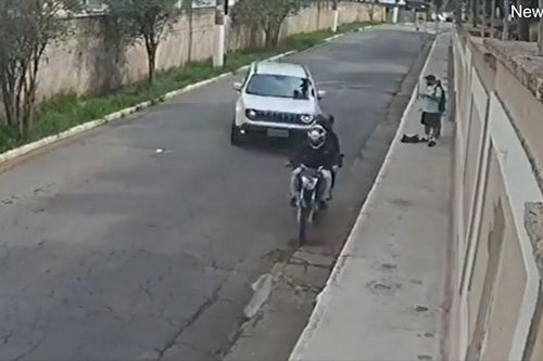 Tài xế lao thẳng ô tô vào 2 thanh niên chặn đường cướp người đi bộ