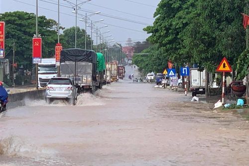 Mưa lớn gây ngập sâu nhiều đoạn trên Quốc lộ 1A