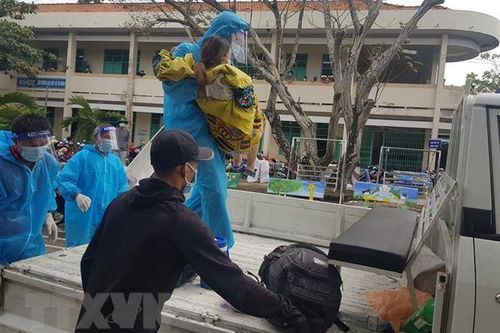 Công an kịp thời đưa sản phụ ở khu cách ly đến bệnh viện đẻ 2 bé trai
