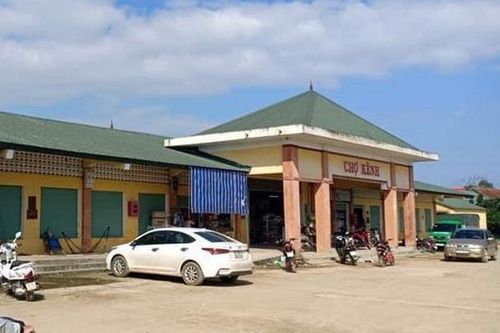 Quảng Trị: Đình chỉ Phó Ban quản lý chợ do sai phạm trong tiêm vaccine