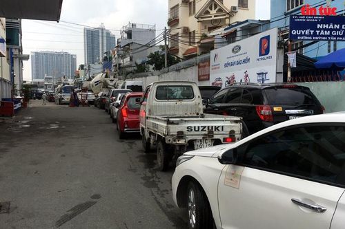TP Hồ Chí Minh: Ô tô xếp hàng dài, ùn ứ tại các trung tâm đăng kiểm