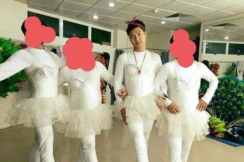 Sự thật vừa hài hước vừa xúc động phía sau bức ảnh Mạnh Trường mặc váy thiên nga múa ballet gây xôn xao