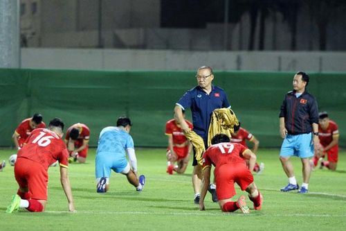 Báo Trung Quốc: 'HLV Park Hang Seo tung hỏa mù để lừa Li Tie'