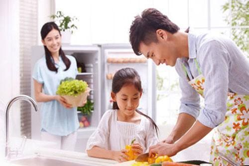 Không phải tiền bạc, phụ nữ muốn hạnh phúc hãy chọn người đàn ông dám đứng bếp nấu cơm, rửa bát vì mình