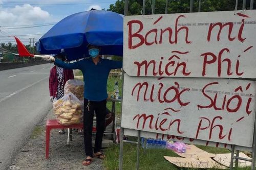 Can xăng, ổ bánh mì tình thương cho người dân về miền Tây: Trân quý làm sao hai tiếng 'đồng bào'!