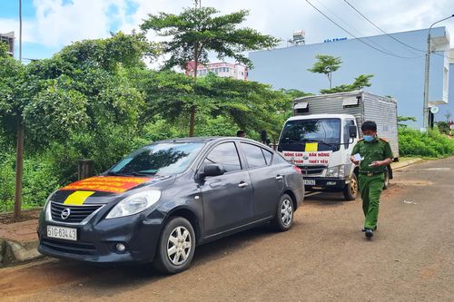 Pleiku: Xử phạt tài xế xe 'luồng xanh' tự ý xuống xe uống cà phê