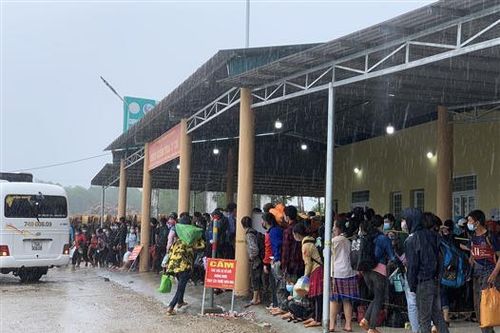Đón thêm gần 3.700 người về quê qua chốt kiểm tra y tế Hải Lăng