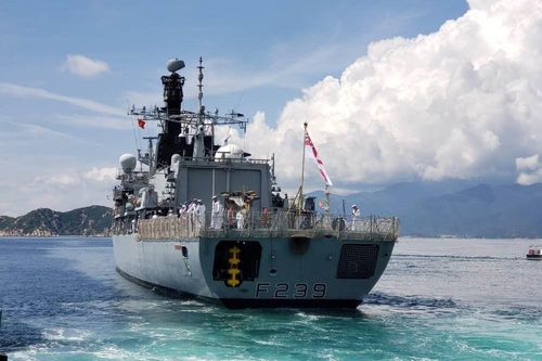 Tàu hải quân Hoàng gia Anh HMS Richmond tới thăm Việt Nam