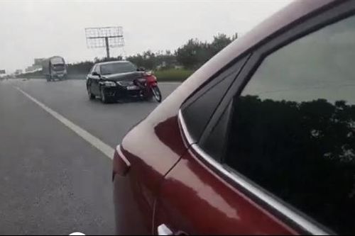 Lái xe Camry gây tai nạn, kéo lê nạn nhân khiến 1 người chết