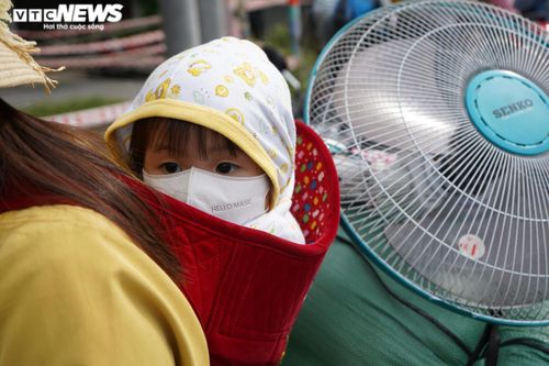 Những đứa trẻ theo cha mẹ vượt trăm cây số về quê bằng xe máy